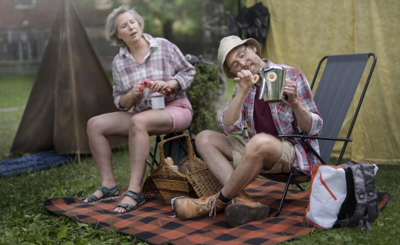 Malin From och Martin Hasselgren spelar Marionetteaterns Gruffalon på en gräsmatta