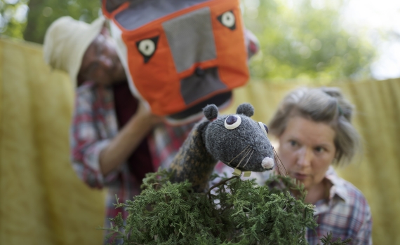 Malin From och Martin Hasselgren spelar Marionetteaterns Gruffalon 