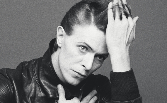 Artisten David Bowie drar sin hand genom luggen. 