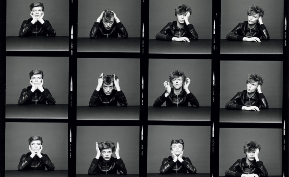 En samling fotografier på artisten David Bowie i olika poser. 