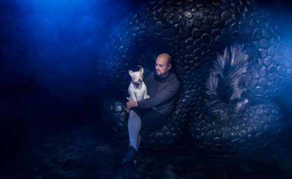 Foto: Markus Gårder En man håller i en docka som ser ut som en hund.