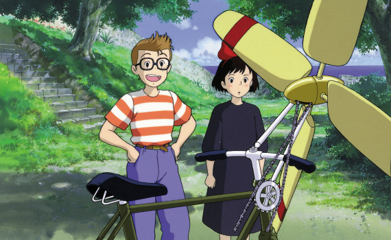 Kiki med vän tittar på vännens cykel som har en fastmonterad propeller