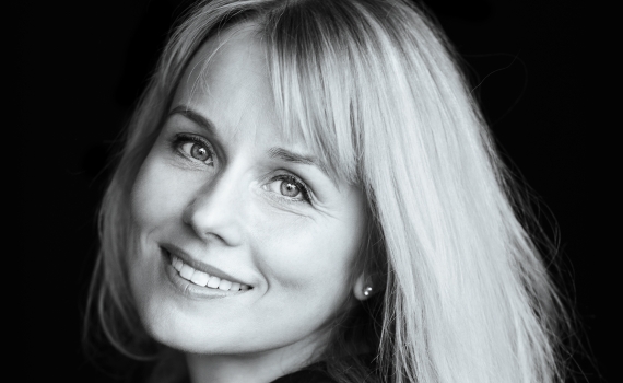 Porträttfoto på skådespelaren Helena af Sandeberg. 