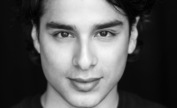 Porträttfoto på skådespelaren Carlos Romero Cruz.