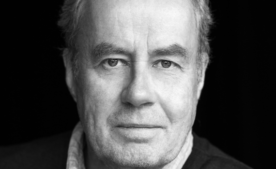 Porträttfoto på skådespelaren Lennart Jähkel. 