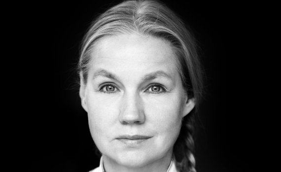Porträttfoto på skådespelaren Tova Magnusson. 