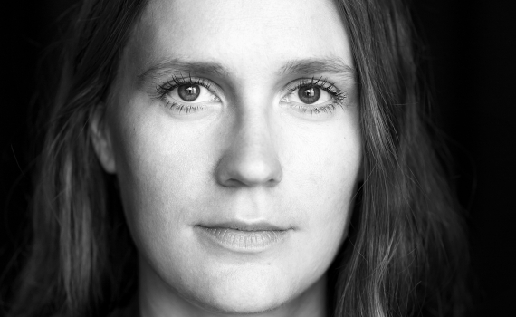 Porträttfoto på skådespelaren Emma Österlöf. 