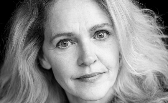 Porträttfoto på skådespelaren Ann-Sofie Rase. 