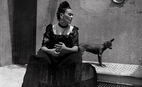 Frida Kahlo och en liten hund. 