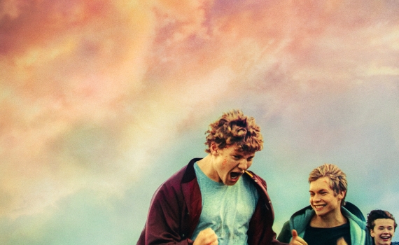 Tre unga vänner i solnedgången