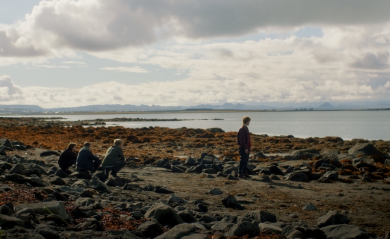 Isländskt landskap med tre gestalter i horisonten