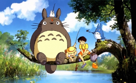 Totoro och barnen sitter på en trädgren.