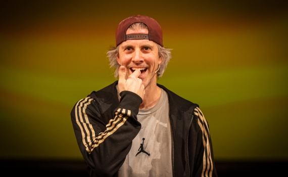 Dansaren Fredrik Benke Rydman ler och biter sig i sitt finger. 