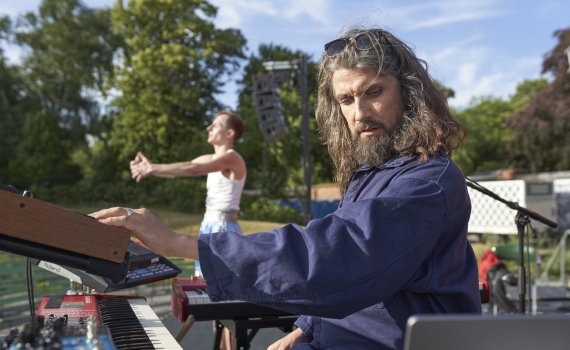 Musikern Mats Björke spelar keyboard med Razmus Nyström i bakgrunden