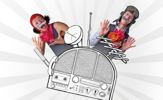 En gammal radio med paraboler och två män i lustiga utstyrslar står bakom. 