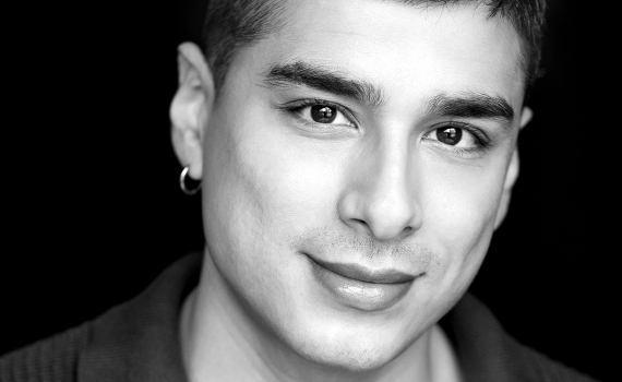 Porträttfoto på skådespelaren Carlos Romero Cruz. 