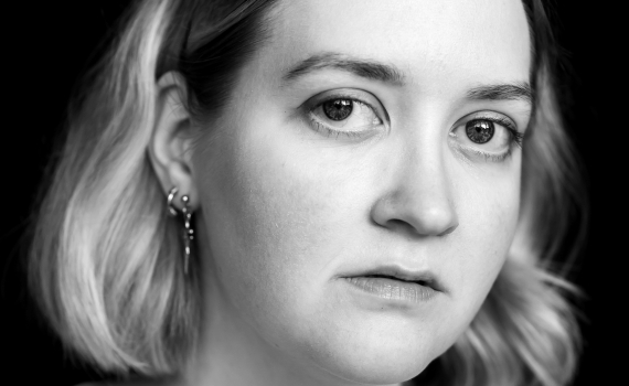 Porträttfoto på skådespelaren Astrid Drettner. 