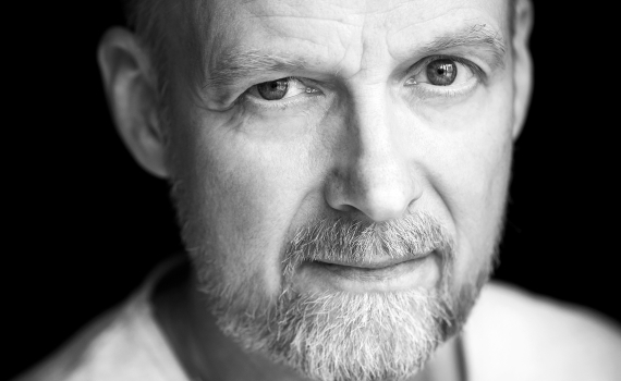 Porträttfoto på skådespelaren Jan Mybrand. 