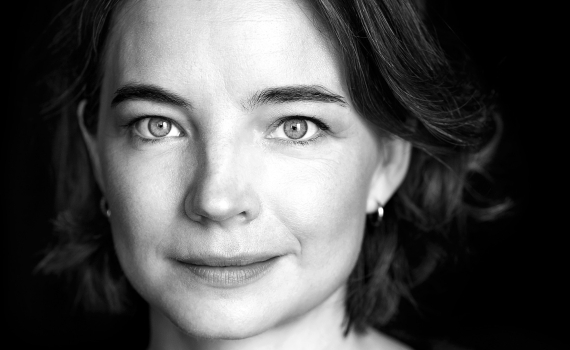 Porträttfoto på skådespelaren Louise Peterhoff. 