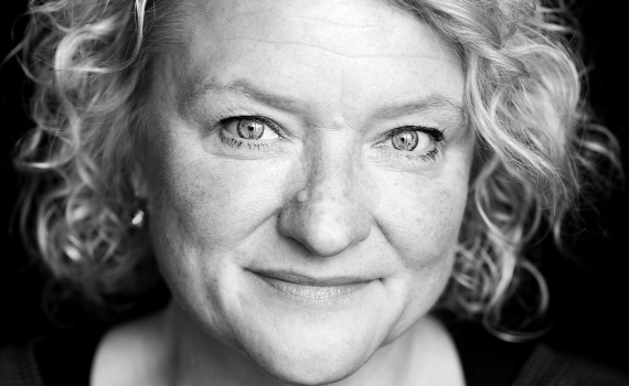 Porträttfoto på skådespelaren Anna Takanen. 