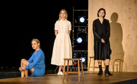 Tre kvinnor på scenen i föreställningen Tre systrar. 