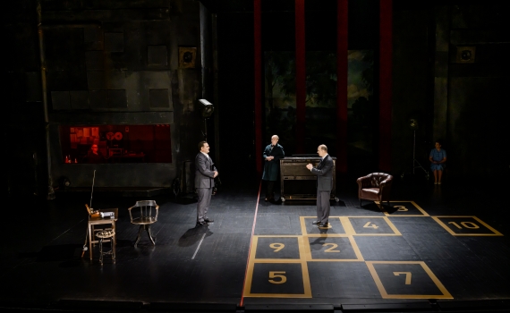 En scen uppdelad i olika rutor med nummer på, där flera olika skådespelare agerar. 