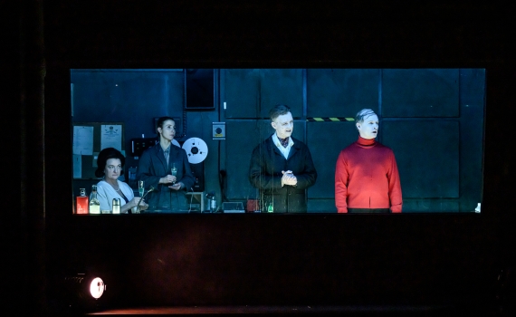 Flera skådespelare på scen i föreställningen Jussi. 