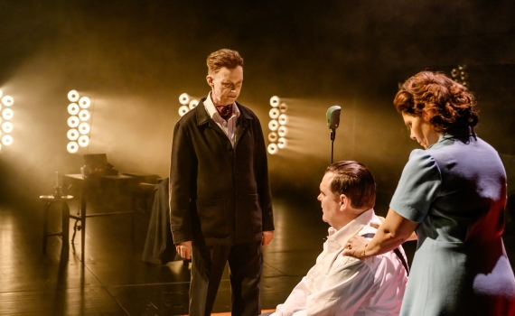 Tre skådespelare på scen i föreställningen Jussi. 