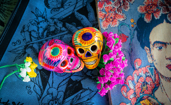 Färgglada dödskallar och rosor på Frida Kahlo-inspirerade textilier – en hyllning till den mexikanska kulturen och dess ikoniska konst.