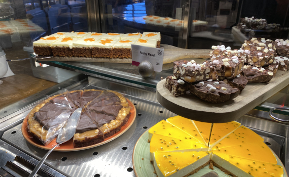 Serveringsfat med olika bakverk.