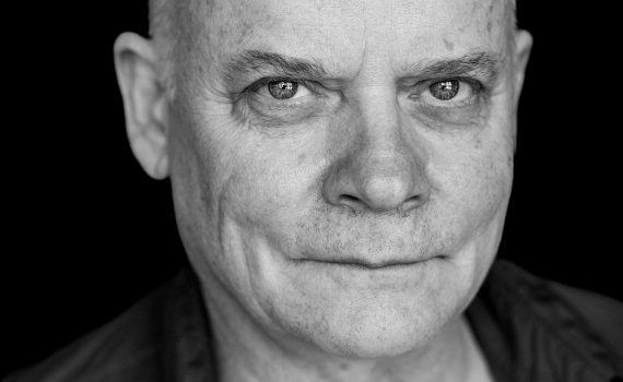 Porträttfoto på skådespelaren Gerhard Hoberstorfer. 