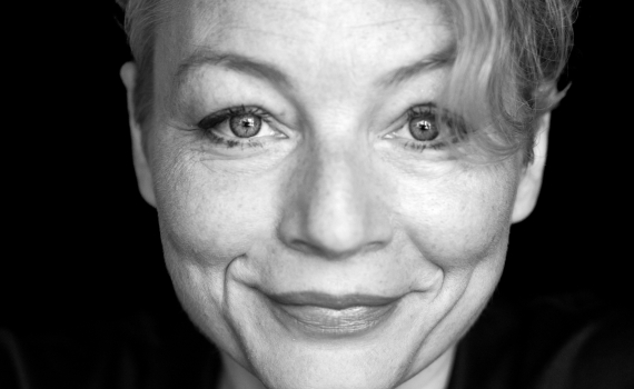 Porträttfoto på skådespelaren Sara Jangfeldt. 