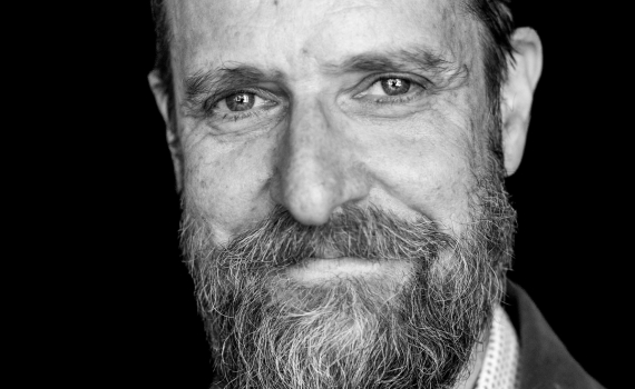 Porträttfoto på skådespelaren Andreas Kundler. 
