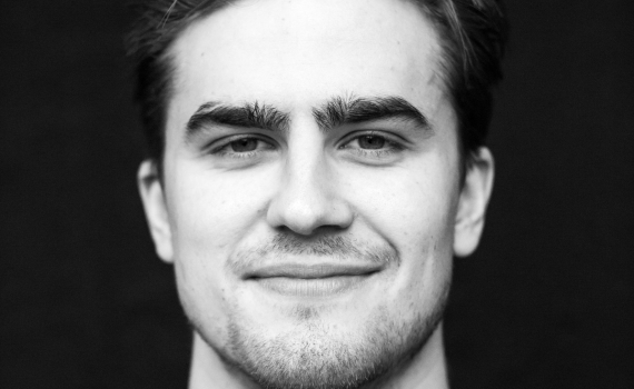 Porträttfoto på skådespelaren Fabian Lexner. 