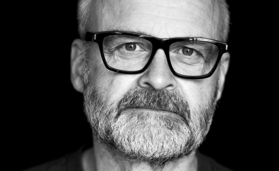 Porträttfoto på skådespelaren Johan Rheborg. 
