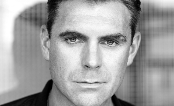 Porträttfoto på skådespelaren Leonard Terfelt. 