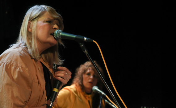 Åsa Gustafsson sjunger tillsammans med en musiker.