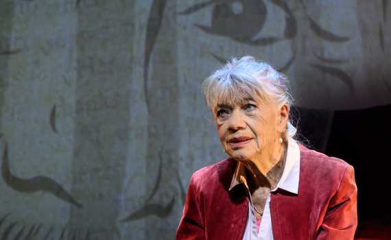 Iwa Boman sitter med en låda kassettband i handen