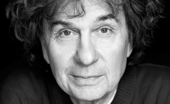 Porträttfoto på artisten Magnus Uggla.