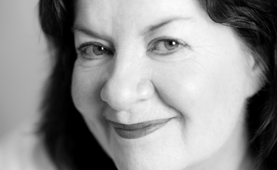 Porträttfoto på skådespelaren Anneli Martini. 