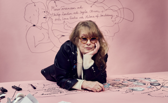 Kvinna i solglasögon lutar sig över ett bord med anteckningar, pilar och porträtt. Hon håller ett förstoringsglas, bakom henne syns tecknade tankebubblor.