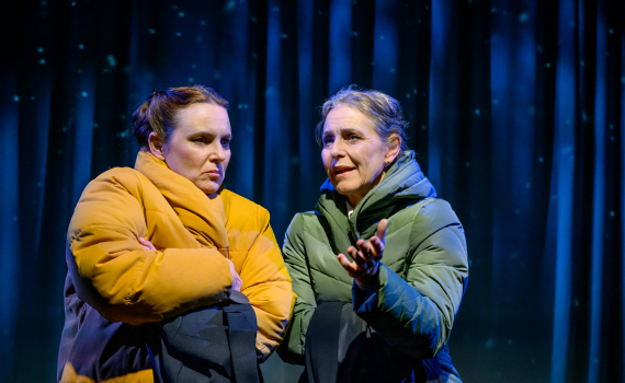 Anna Fahlstedt och Helen Sjöholm som systrarna Hellstedt iklädda vinterjackor.