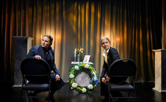 Anna Fahlstedt och Helen Sjöholm som systrarna Hellstedt, de sitter i en kyrka och vänder sig om.