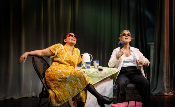 Anna Fahlstedt och Helen Sjöholm som systrarna Hellstedt i sommarmiljö.