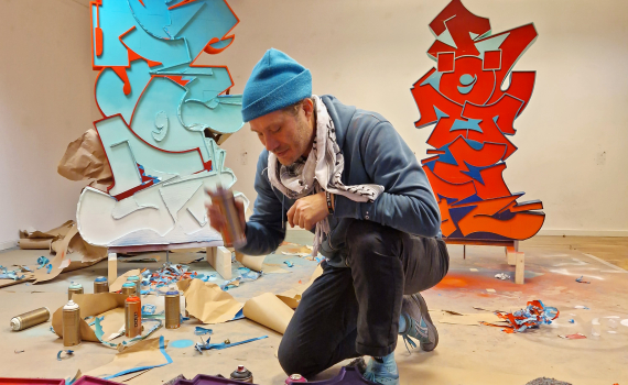 Graffitikonstnär målar skulpturer
