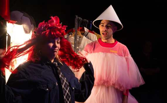 Skådespelare som testar kostym