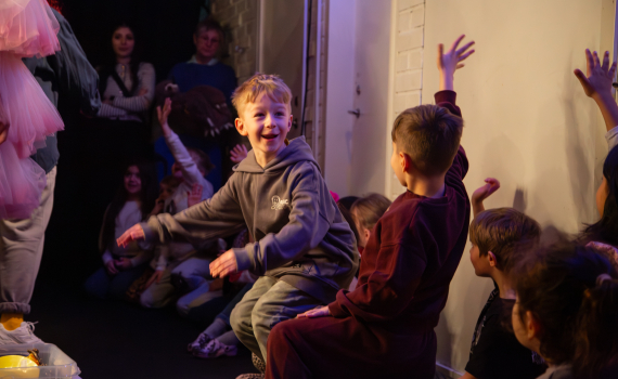 Glad engagerade förskolebarn som tittar på teater