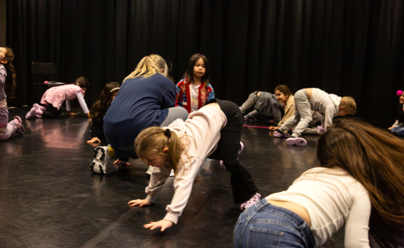 Barn som leker teaterlekar i blackbox.