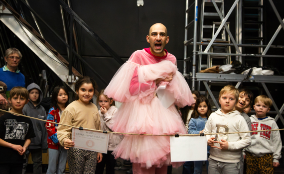 Skådespelare och barn som reagerar på något de ser bakom scen