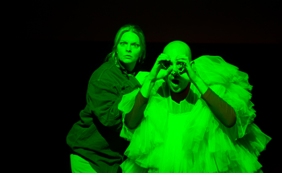 Skådespelare som spelar teater för barn i grönt ljus